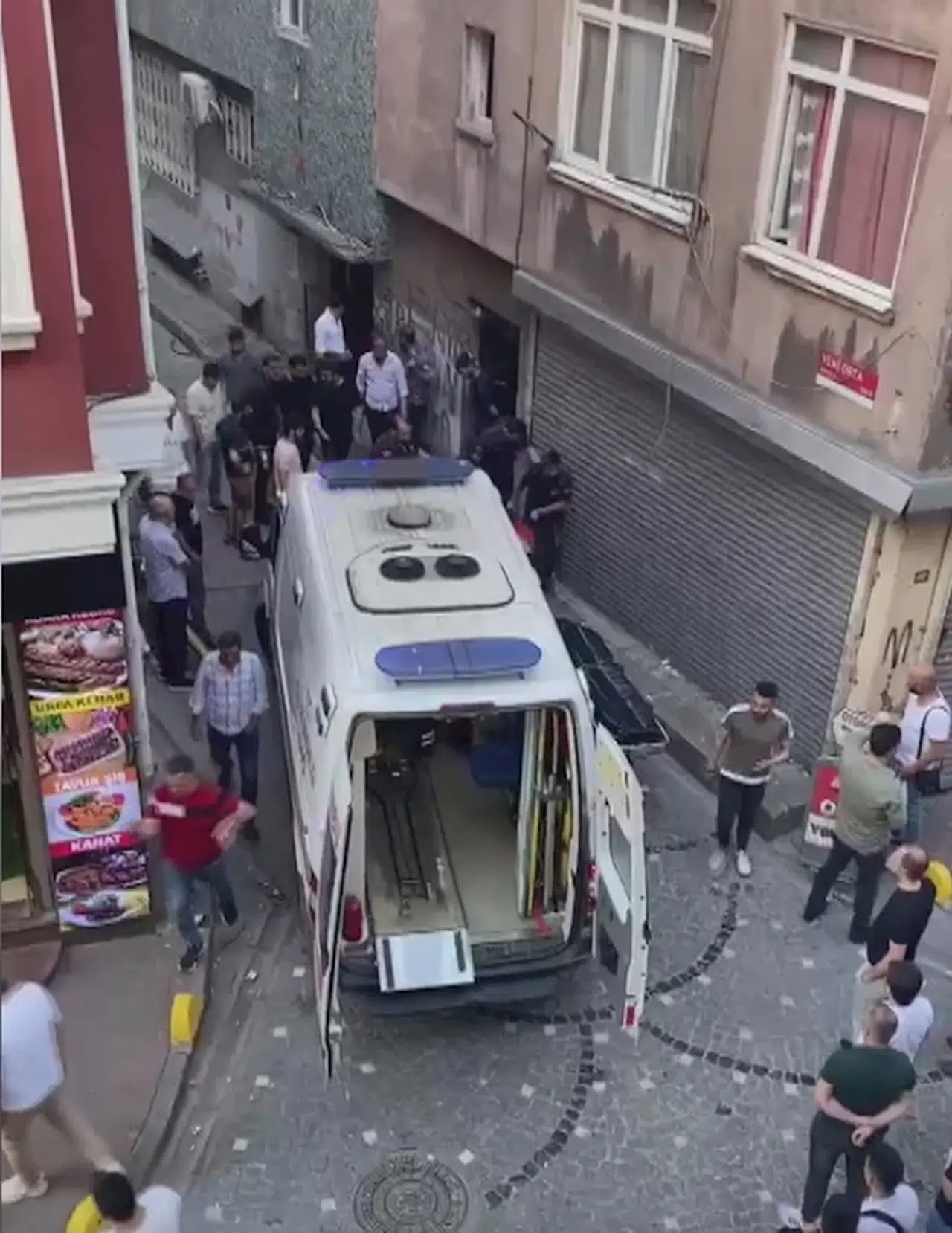 İstanbul- Fatih'te kavga ettiği kişiyi boynundan bıçakladı