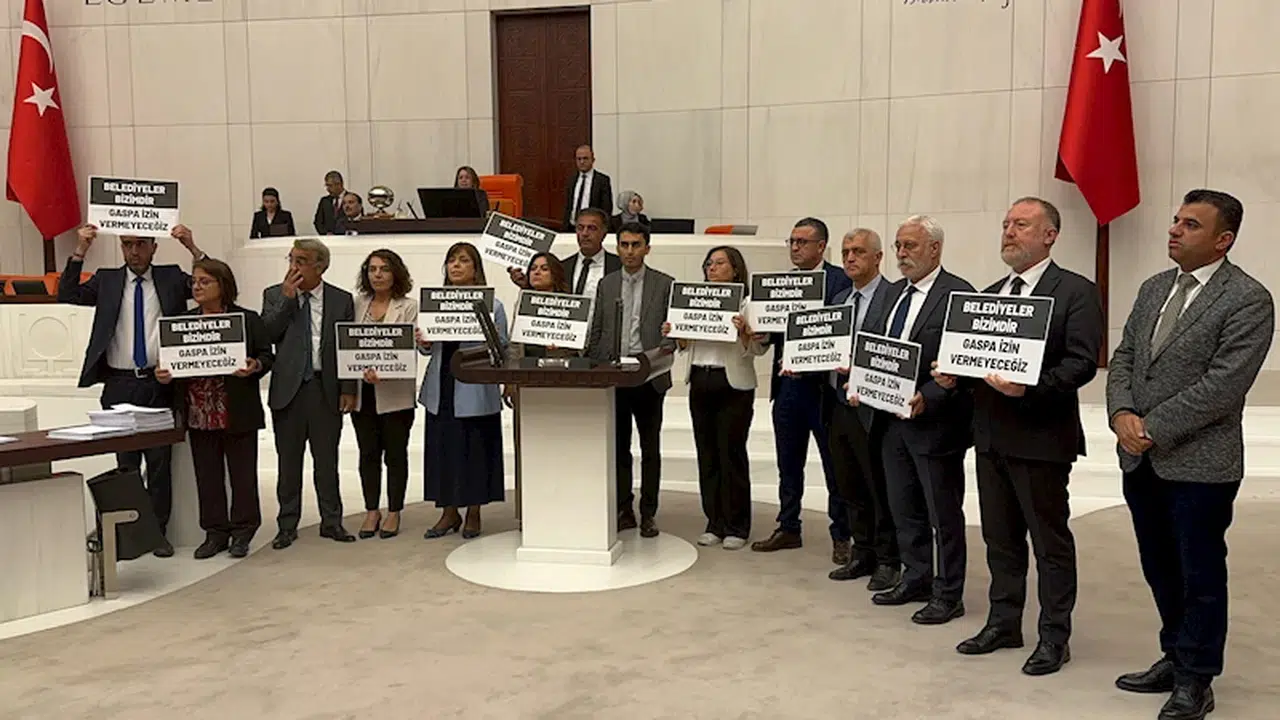 TBMM Genel Kurulu'nda DEM Partili milletvekilleri kürsüyü işgal etti 