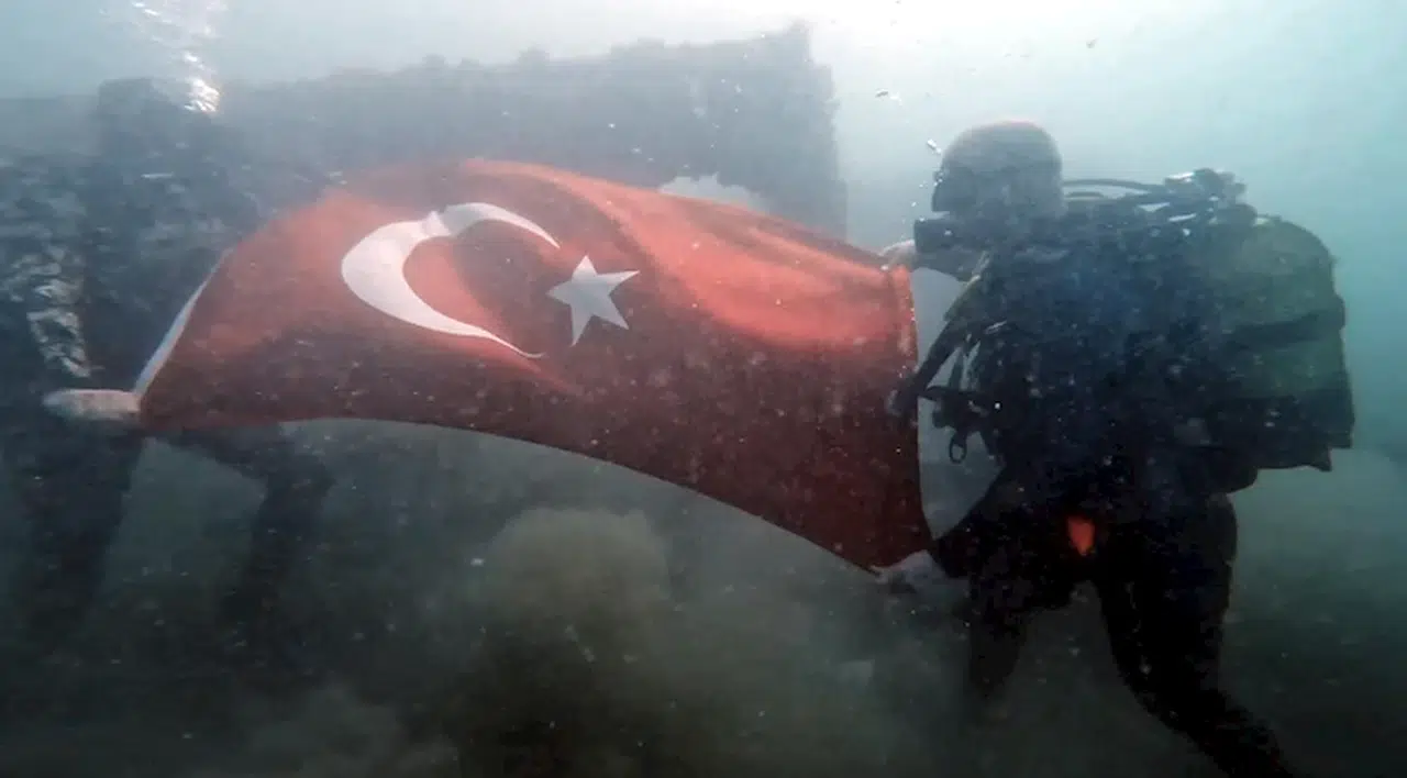 Şarköy açıklarında batık gemiye dalıp Türk bayrağı açtılar