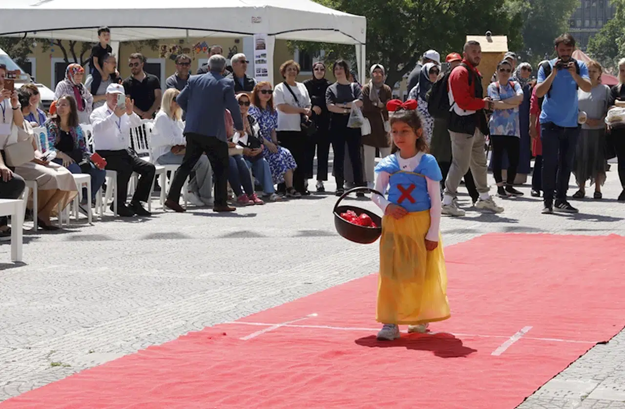 Samsun'da minikler, atık malzemelerden hazırlanan kıyafetlerle defile sundu