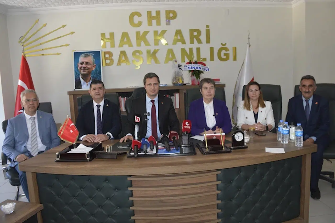 Hakkari'de DEM Partili milletvekilleri oturma eylemine devam ediyor; yürüyüşe müdahale (4)