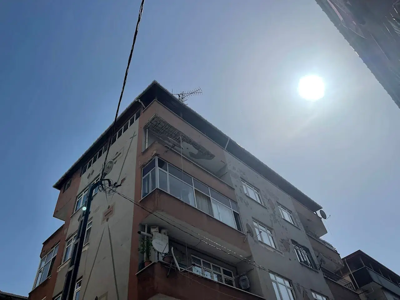 İstanbul- Bahçelievler'de 4 katlı binanın balkonu kısmen çöktü; bina boşaltıldı -1 