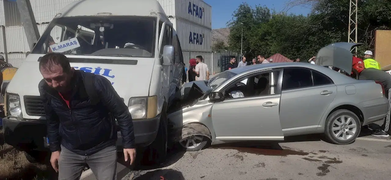 Kahramanmaraş'ta otomobil ile yolcu minibüsü çarpıştı: 8 yaralı