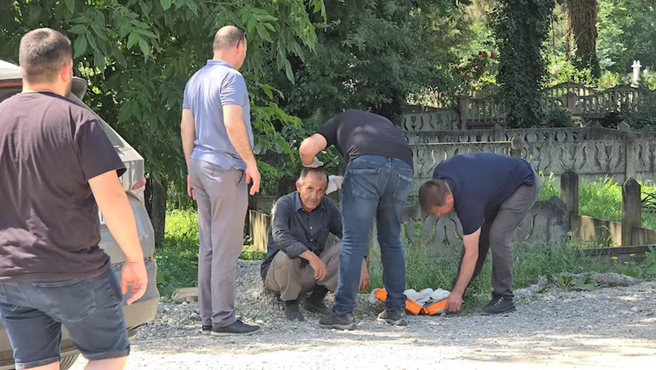 Otomobil, caddeye kontrolsüz çıkan traktöre çarptı: 1 yaralı