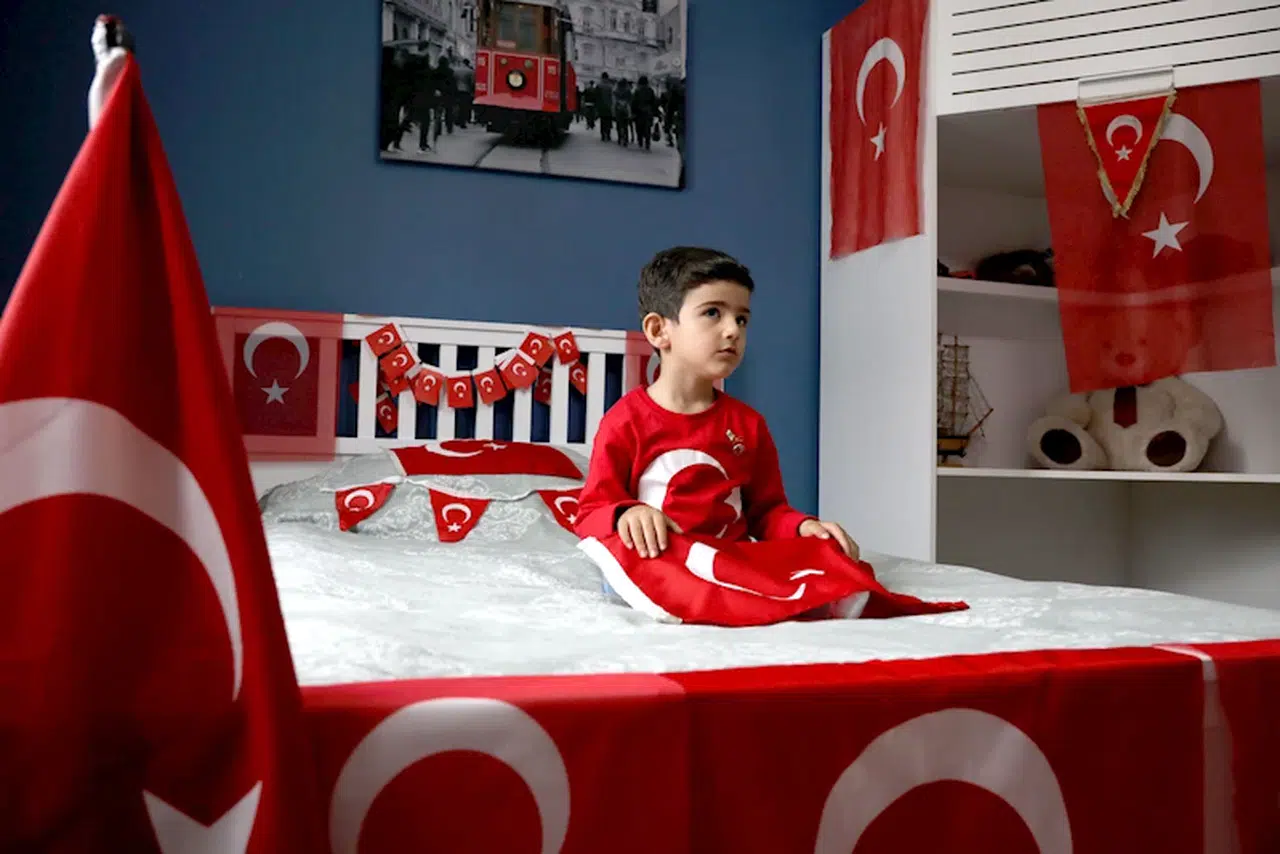 4 yaşındaki Toprak'ın 'Türk bayrağı' tutkusu