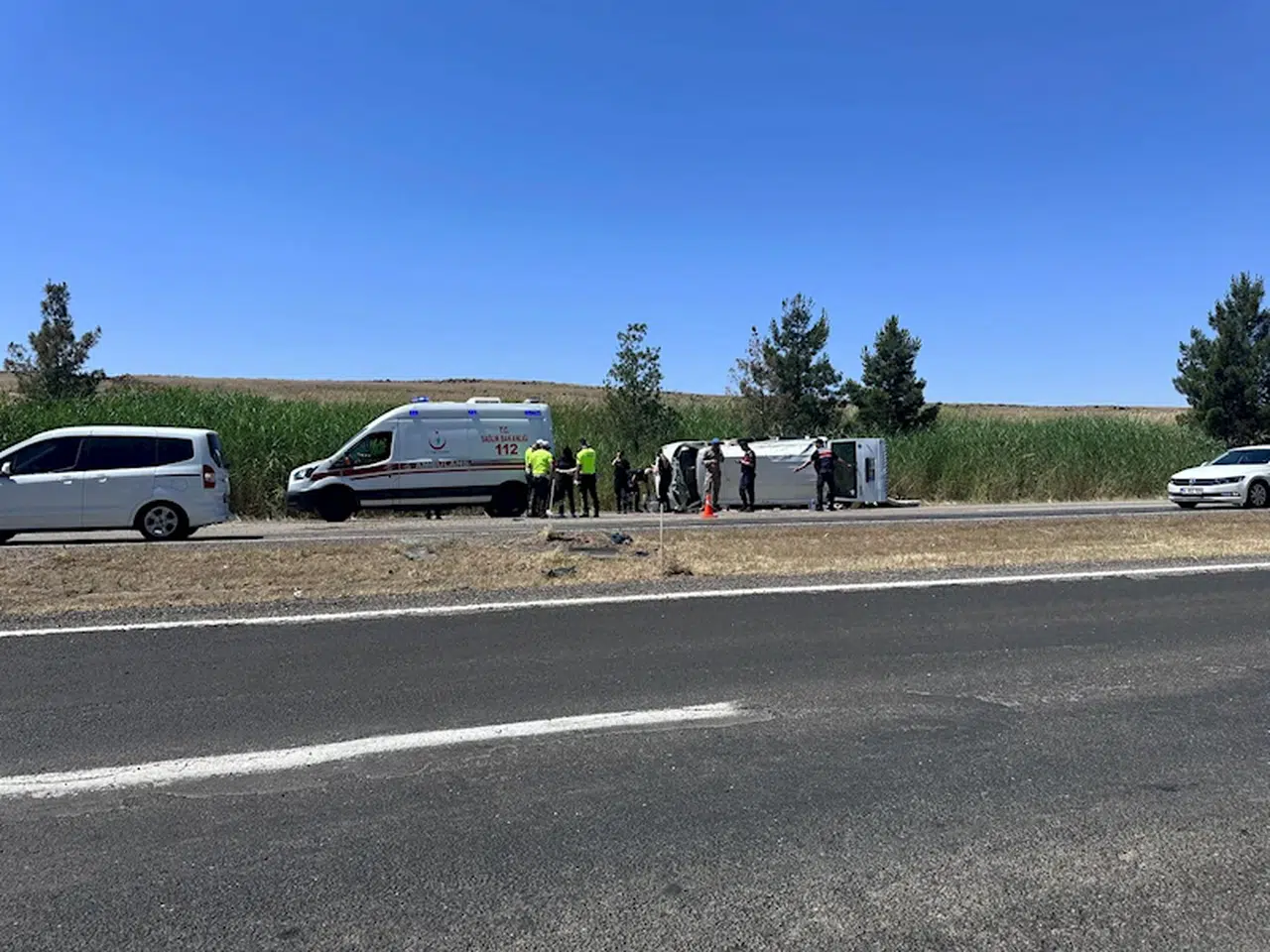 Diyarbakır'da mevsimlik işçileri taşıyan kamyonet devrildi: 7 yaralı