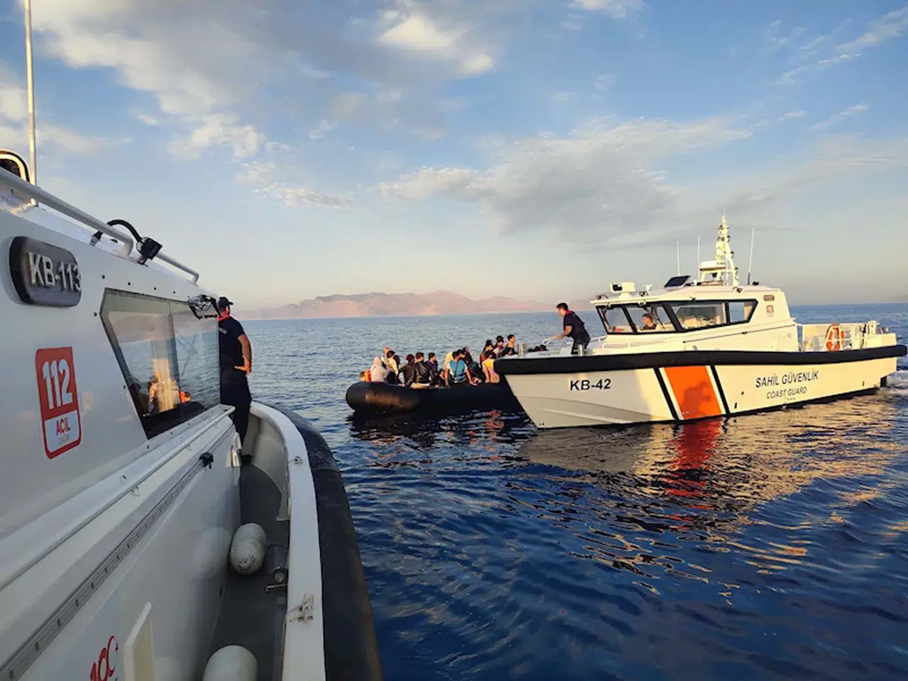 Datça'da 17 kaçak göçmen kurtarıldı, 38 kaçak göçmen yakalandı