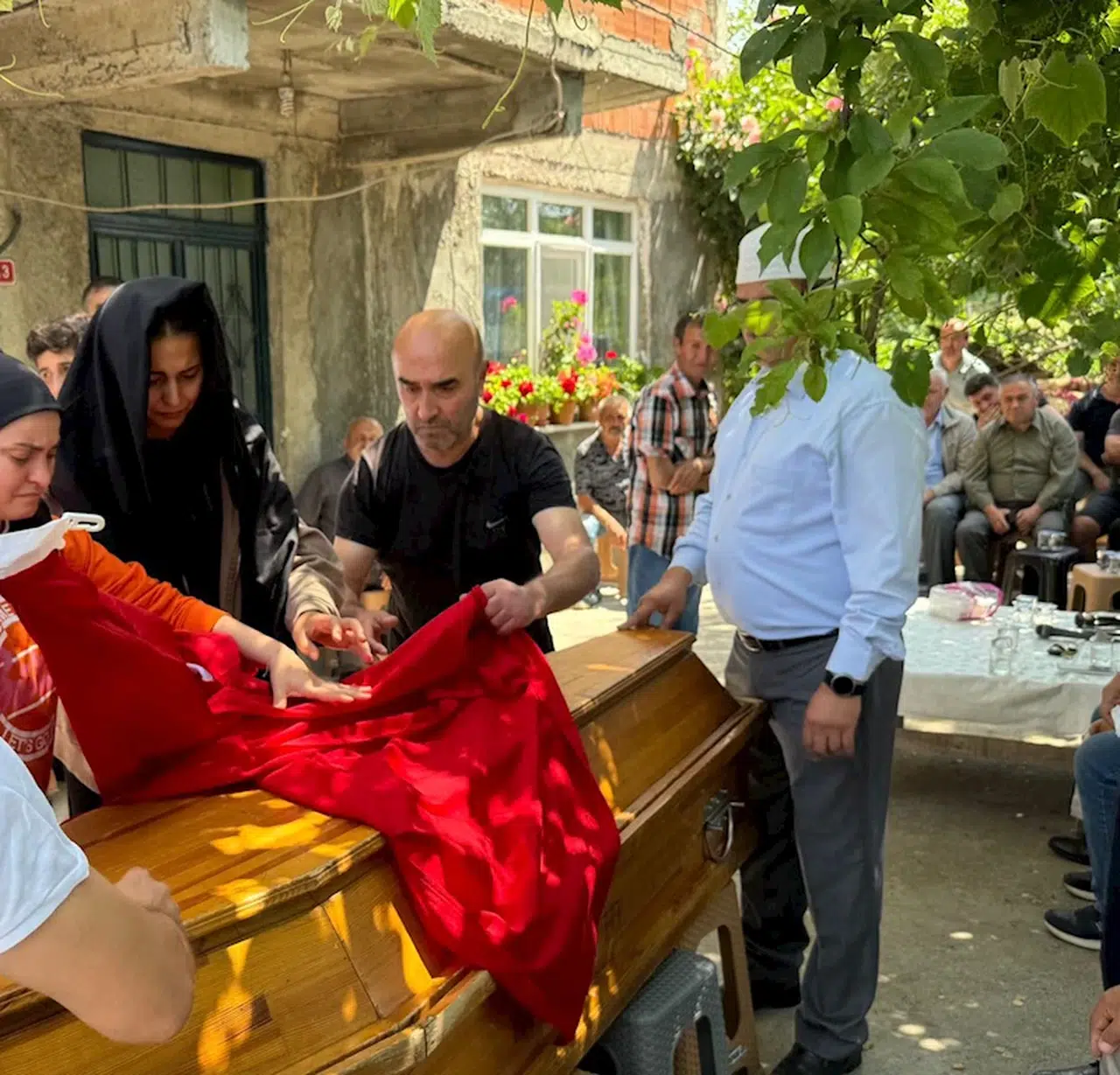 Göçükte ölen madenci son yolculuğuna uğurlandı; belediyede çalışırken kura ile TTK'ya girmiş