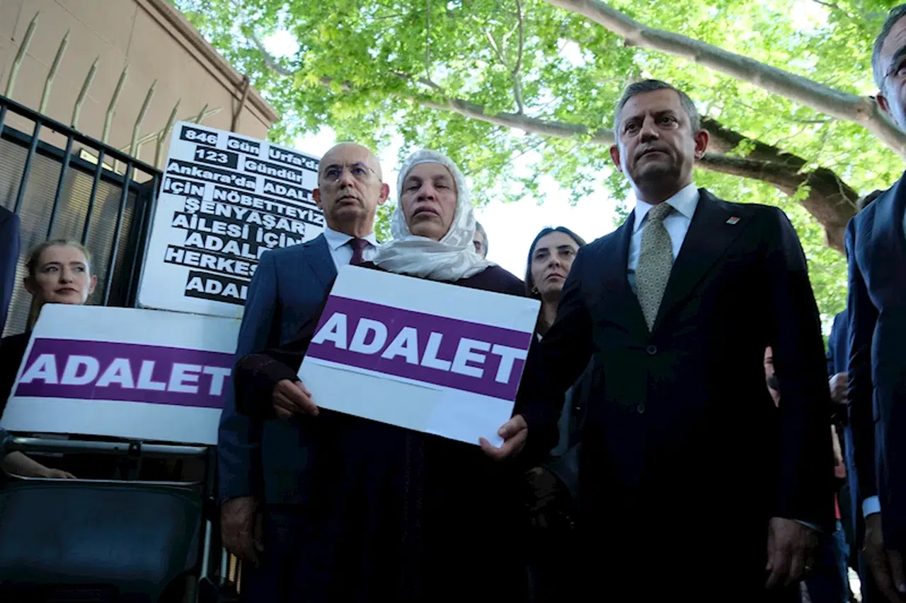 'Adalet nöbeti' tutan Emine Şenyaşar'ı ziyaret eden Özel: Devletin gözünü kapattılar, adaletin gözünü kör ettiler