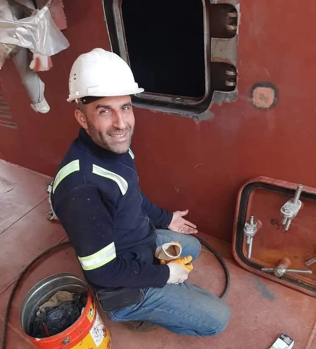 Gemi yangınında dumandan etkilenen personel öldü