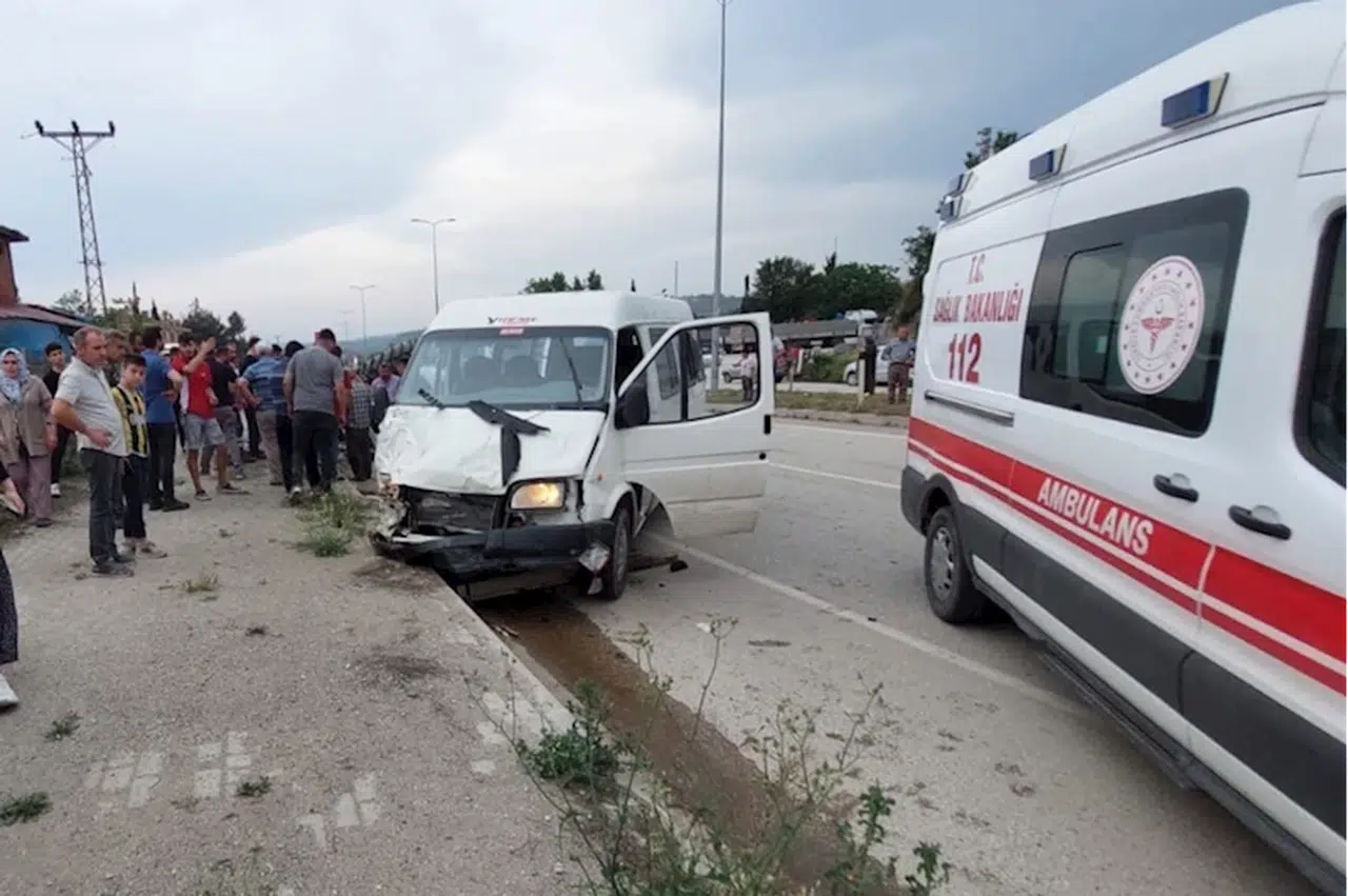 Sinop’ta minibüsle traktörün çarpıştığı kazada 1 kişi öldü