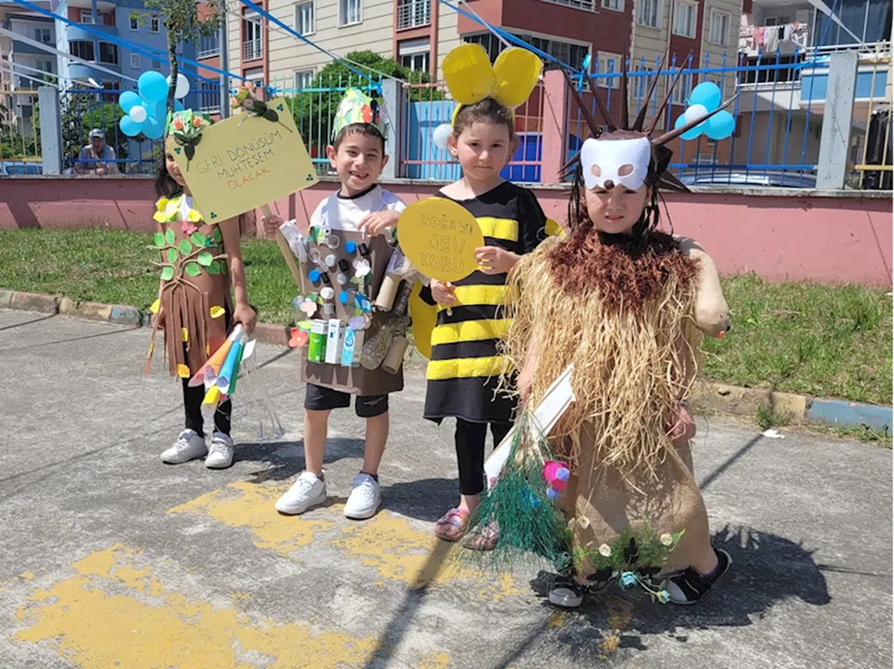 Samsun'da anaokulu öğrencileri atık malzemelerden hazırlanan kıyafetlerle defile düzenledi  