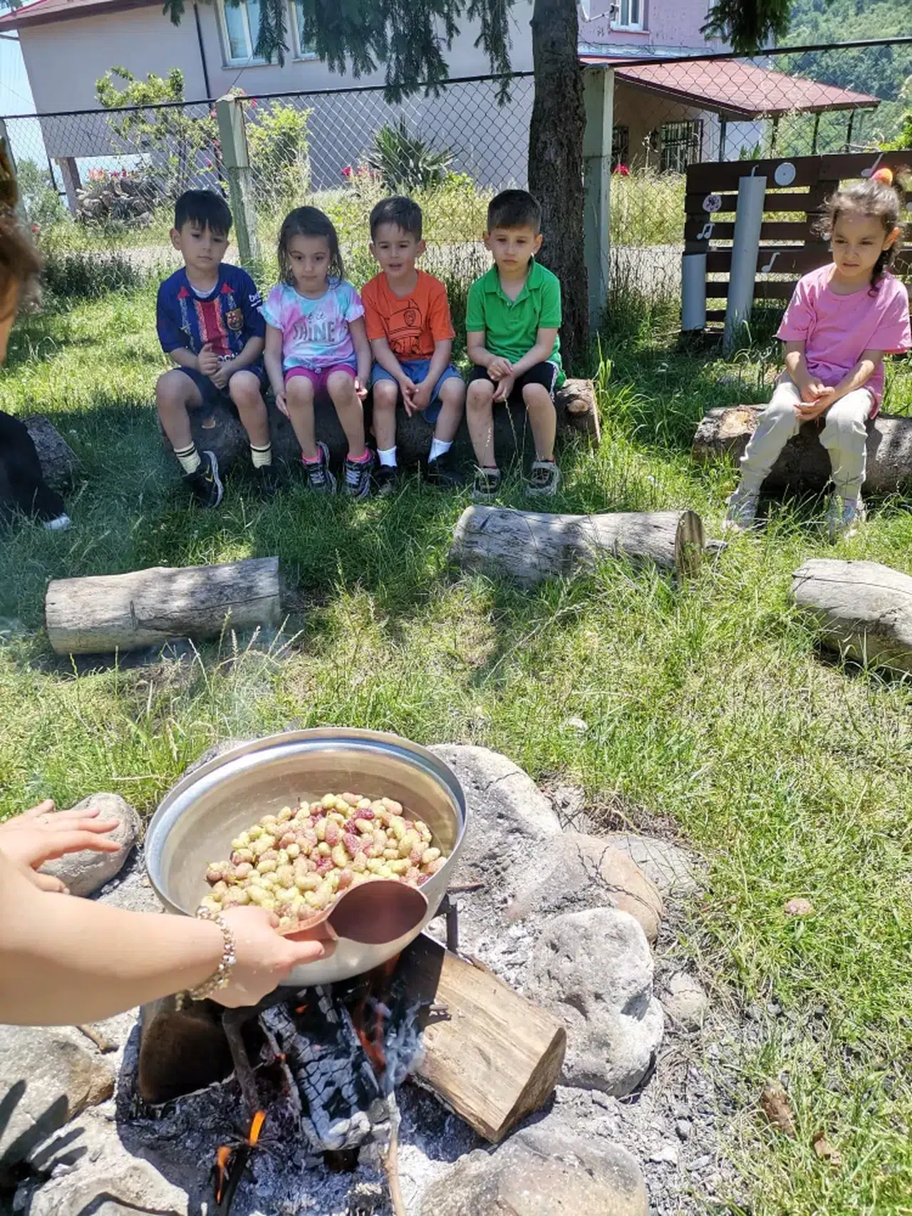 Doğayla Buluşan Minik Eller: Akçaabat Anaokulu Öğrencileri Toprak Ana Kym'ı Ziyaret Ederek Dut Reçeli Üretti!