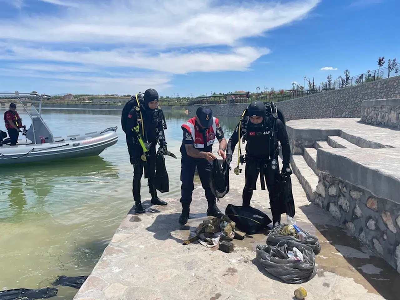Jandarma SAK timleri, 'Dünya Çevre Günü'nde baraj gölünde atık topladı