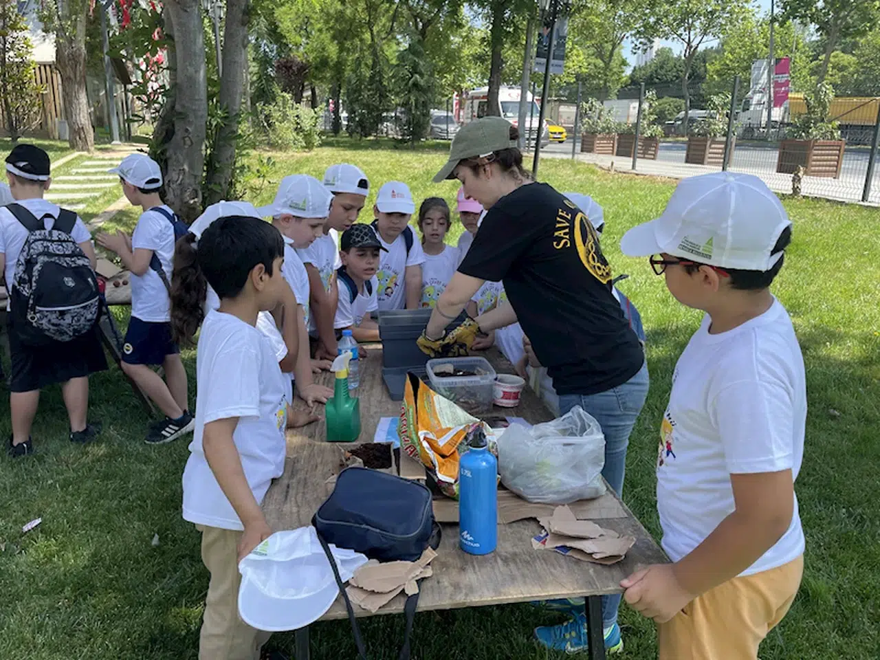 Beyoğlu’nda çocuklar Dünya Çevre Günü’nde fidan dikti 