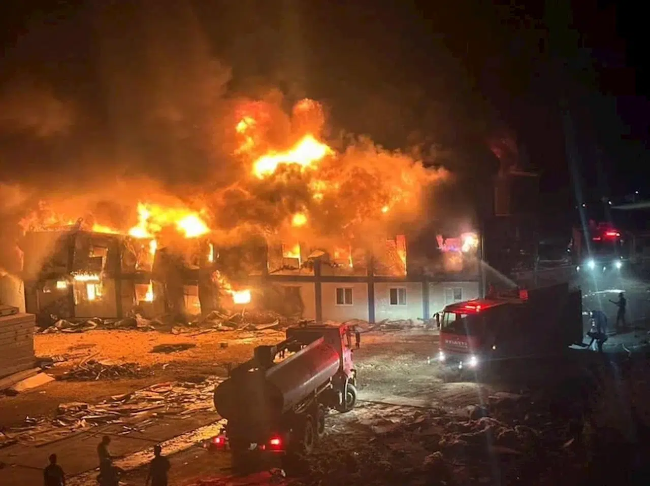 Hatay'da, TOKİ şantiyesindeki yangın korkuttu 