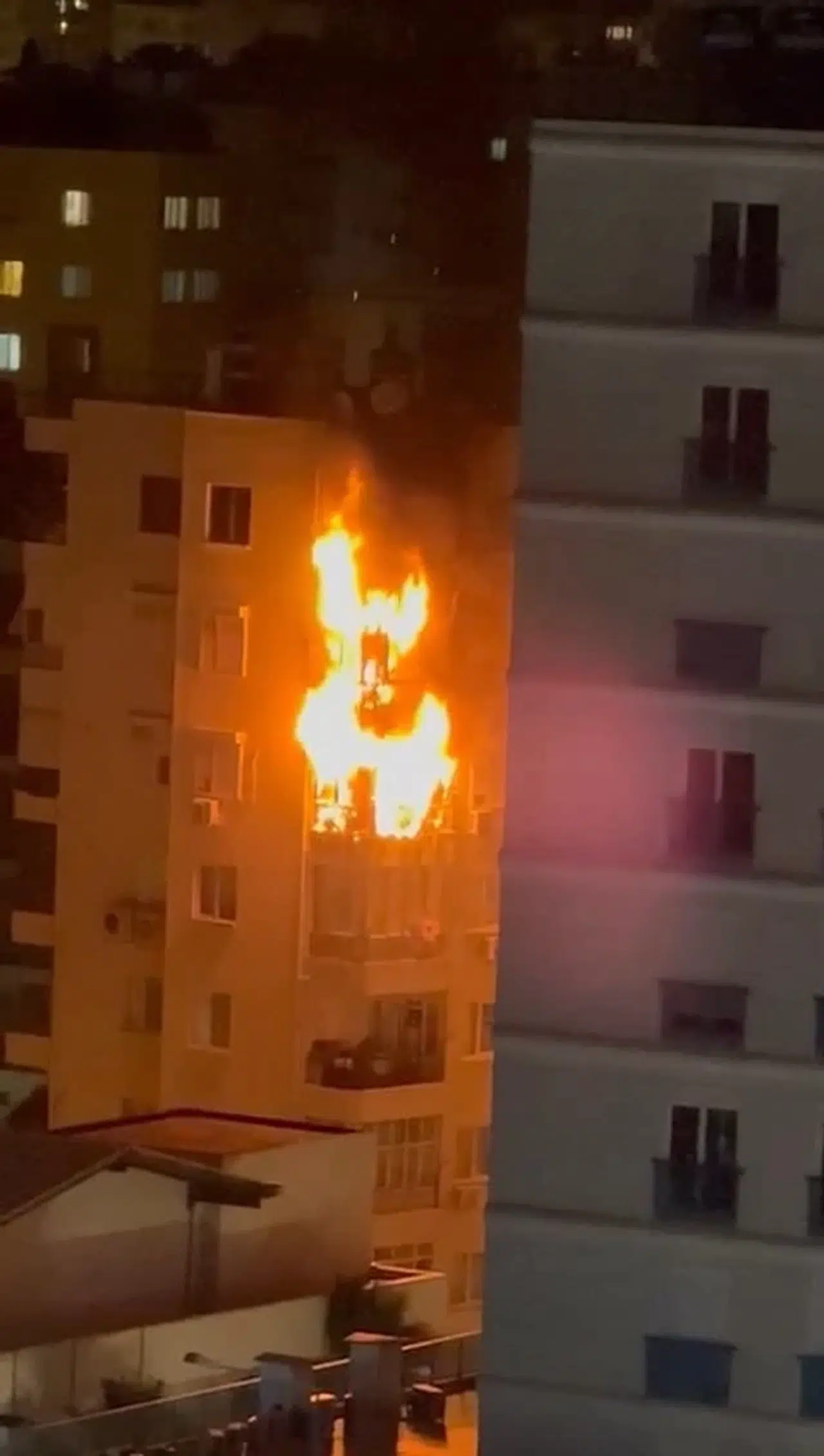 Binanın 5’inci kat balkonunda çıkan yangın üs kattaki 2 daireye de sıçradı