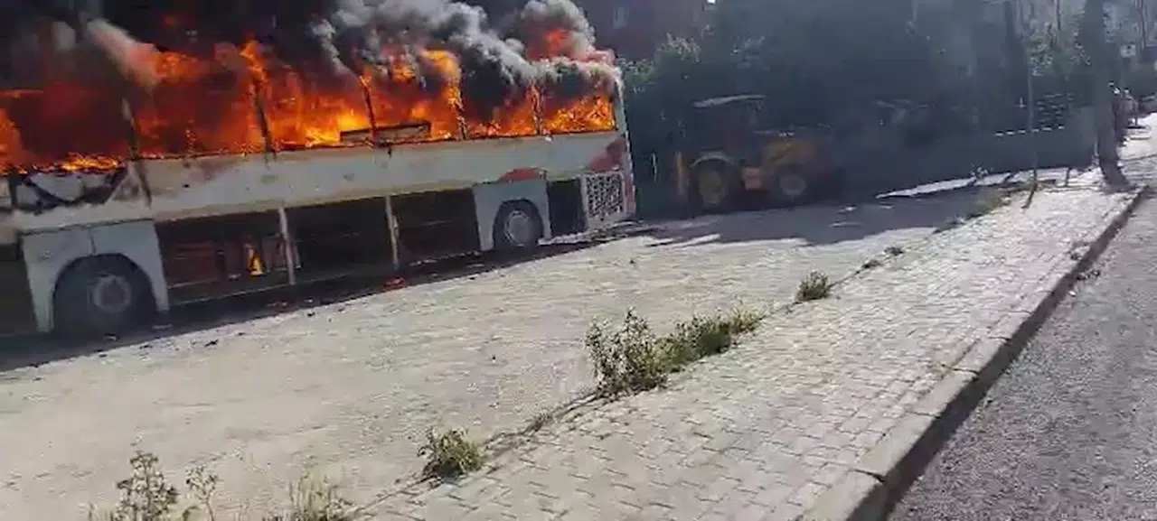 Park halindeki otobüs yandı, sıçrayan alevler 2 otobüsü daha yaktı