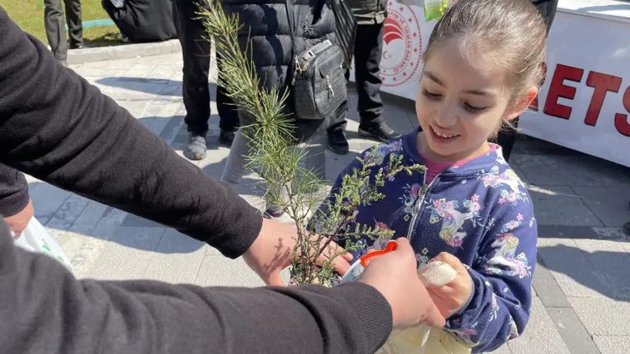 Kırklareli’de Dünya Çevre Günü'nde 500 fidan dağıtıldı 