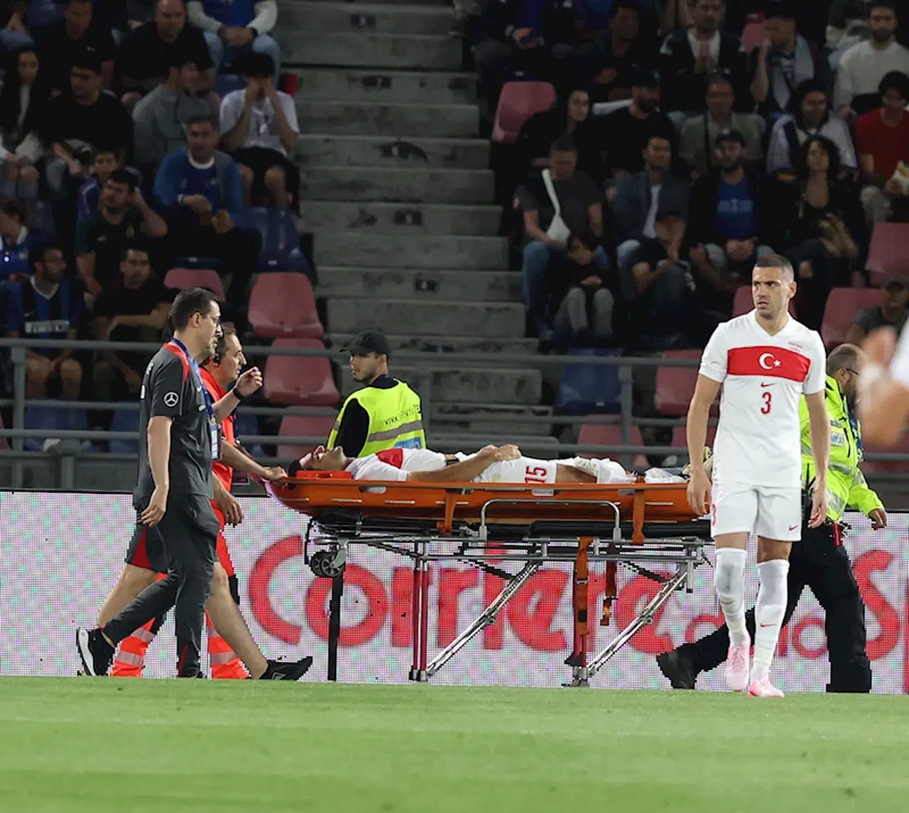 Milli futbolcu Ozan Kabak, sakatlığı nedeniyle EURO 2024 geniş kadrosundan çıkarıldı