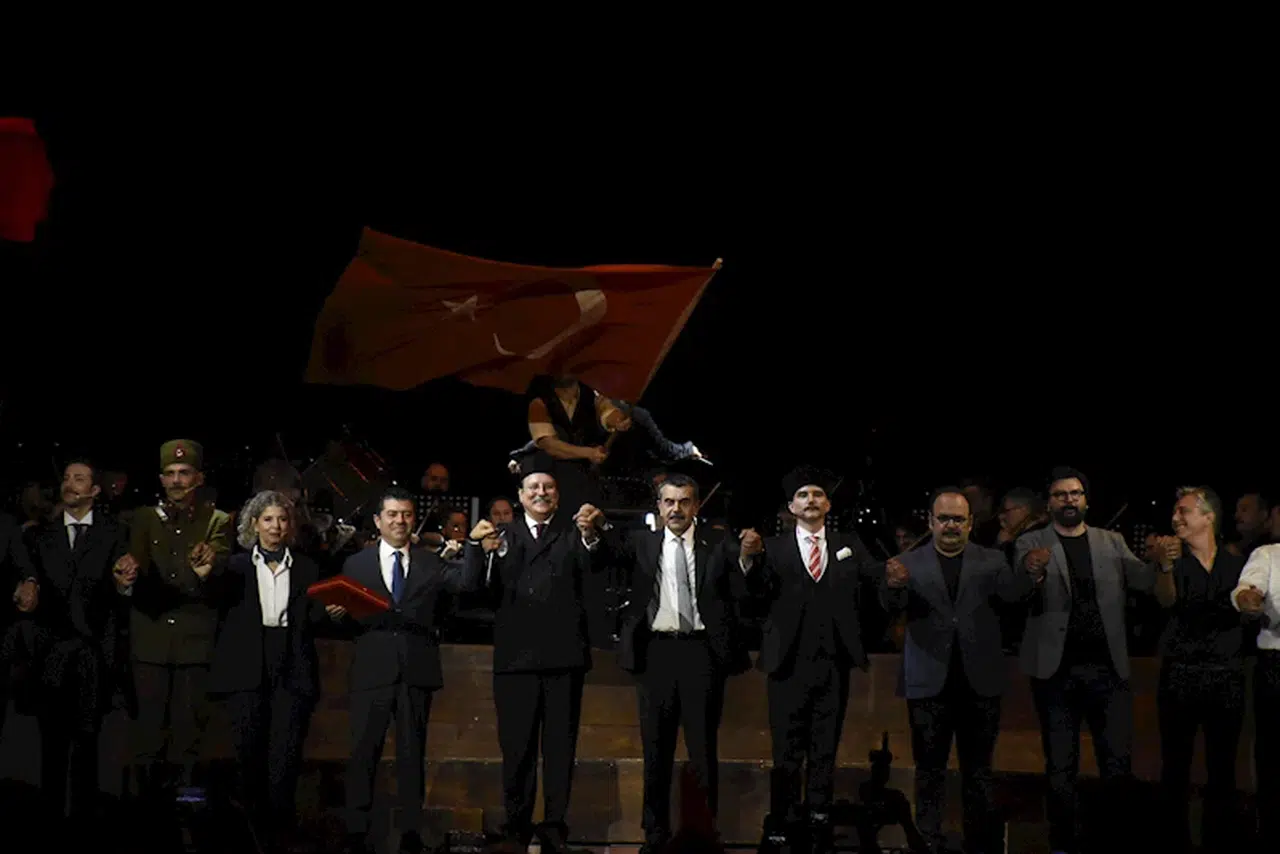 İstanbul - Cumhuriyete Doğru oyunu 40'ıncı kez sahnelendi