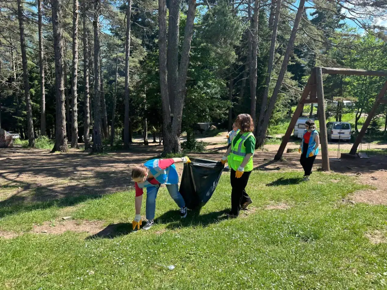 Kafkasör Yaylası'nda Çevre Temizliği ve Bilinçlendirme Etkinliği: Artvin Belediyesi Öncülük Etti
