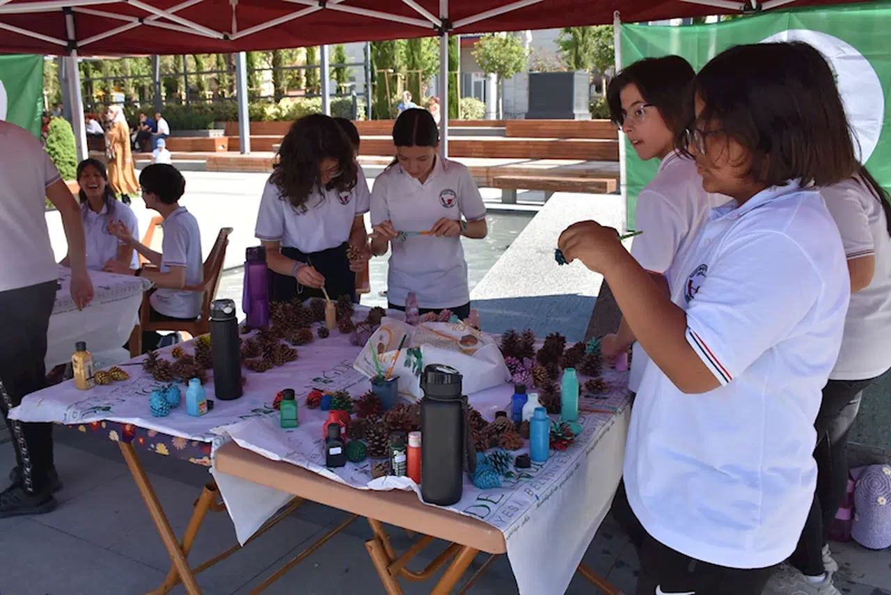 Çevre gününde çocukların atık malzemelerden yaptıkları projeler sergilendi 