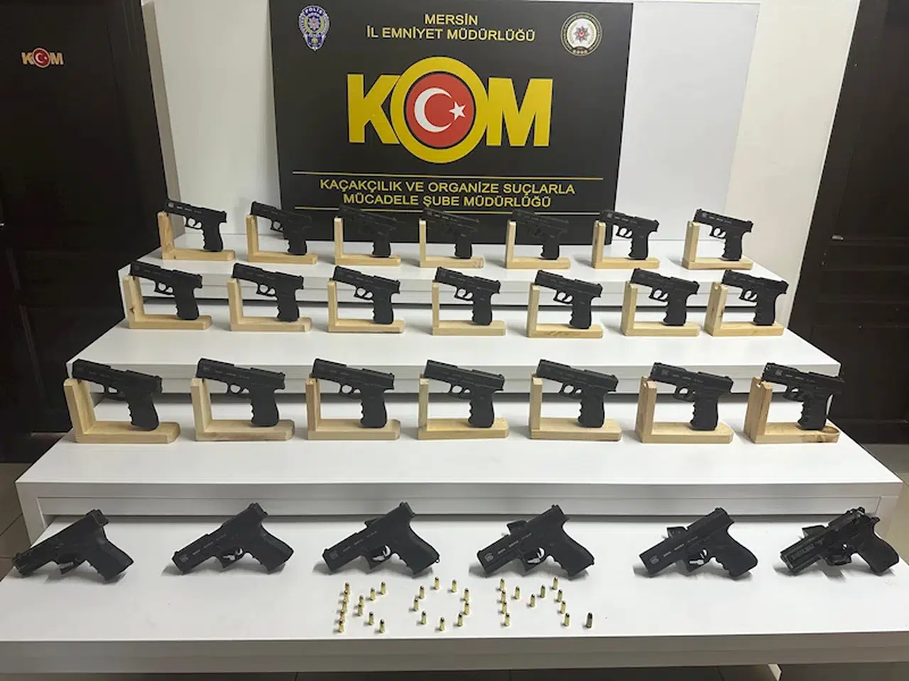 Mersin'de seri numarası silinmiş 27 ruhsatsız Glock, ele geçirildi