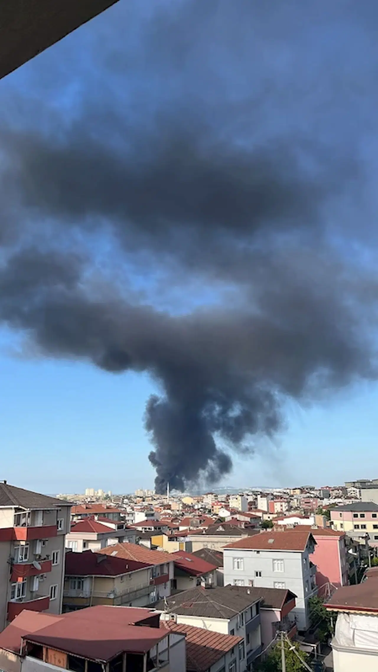 Kocaeli'de, geri dönüşüm tesisinin açık alandaki atık malzemeleri alev aldı 