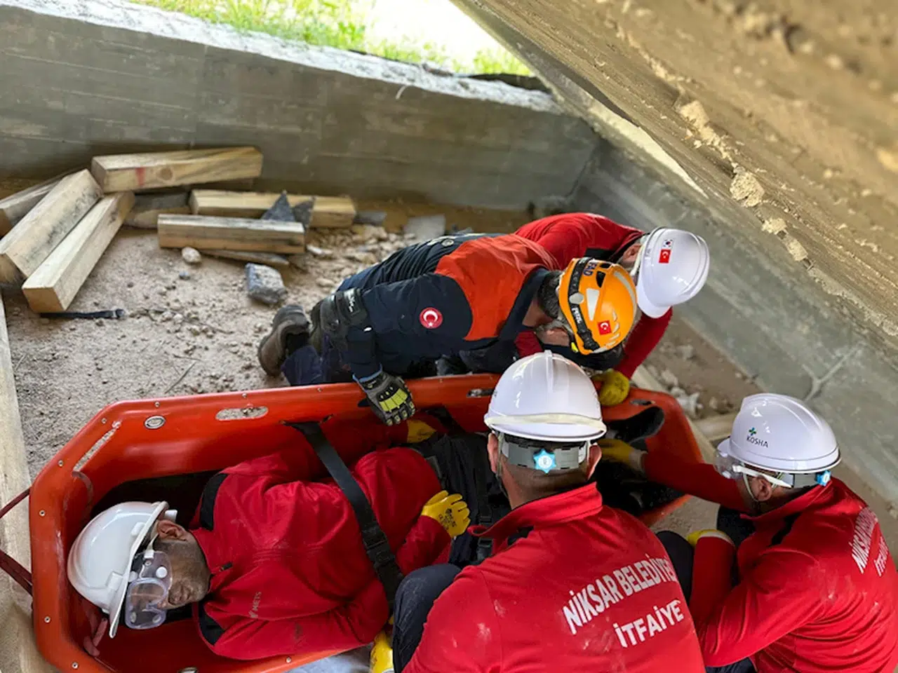 Tokat'ta kentsel arama kurtarma ekibi, arama kurtarma eğitimi aldı