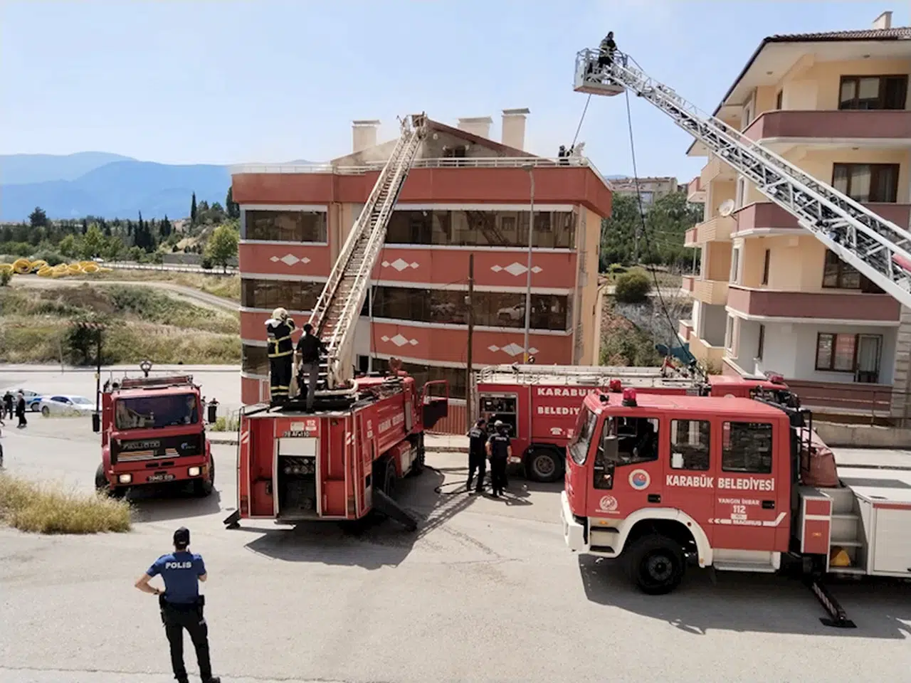 Karabük'te bir apartmanın çatı katında çıkan yangın söndürüldü