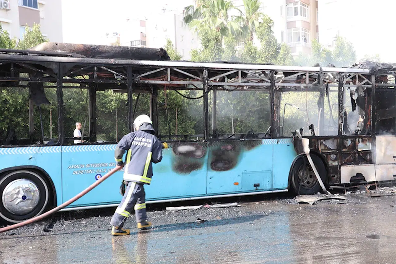 Seyir halinde alev alan halk otobüsü küle döndü; o anlar kamerada