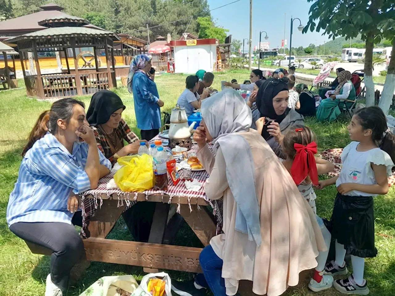 Kavak'ta vatandaşlar Güven Göleti Aile Piknik Alanı'nda vakit geçiriyor