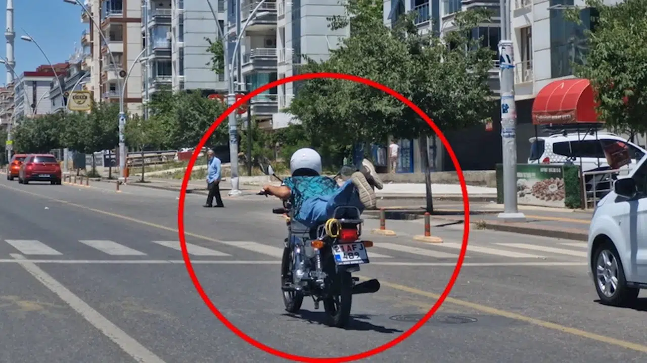 Diyarbakır’da, motosiklet sürücüsünün tehlikeli yolculuğu kamerada 