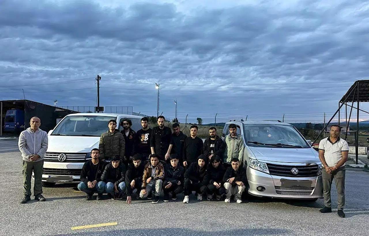 Tekirdağ'da takiple durdurulan minibüslerde 15 kaçak göçmen ile 3 organizatör yakalandı