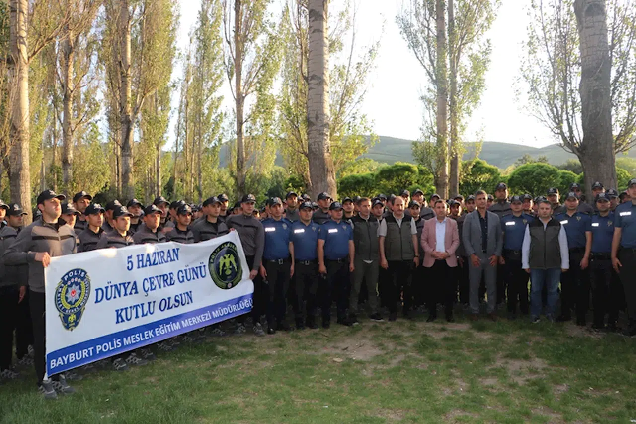 Bayburt'ta polis adayları çevre temizliği yaptı
