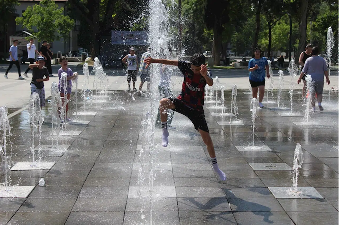 Tokat'ta sıcaktan bunalan çocuklar fıskiyelerin altında serinledi