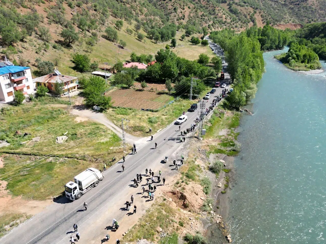 Munzur Vadisi Milli Parkı'nda 'çevre duyarlılığı' için çöp topladılar