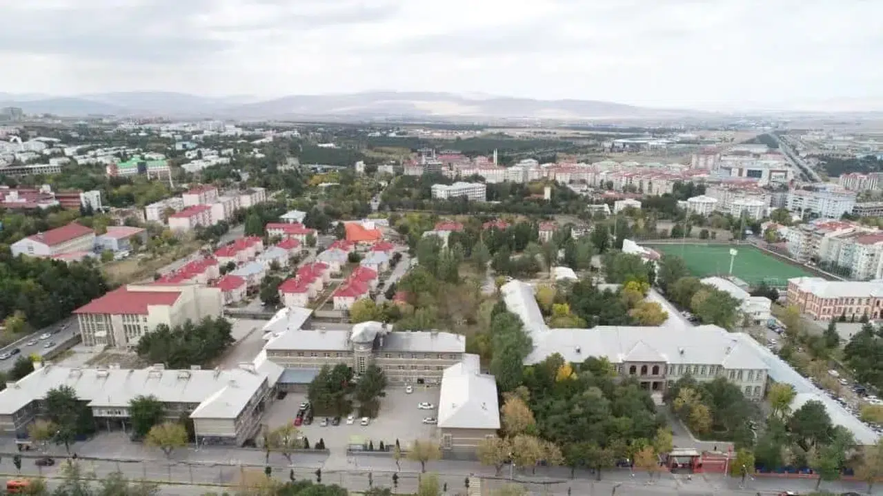 Milli Savunma Bakanı ile Erzurum Lisesi'nin Yeni Dönemi Başlıyor