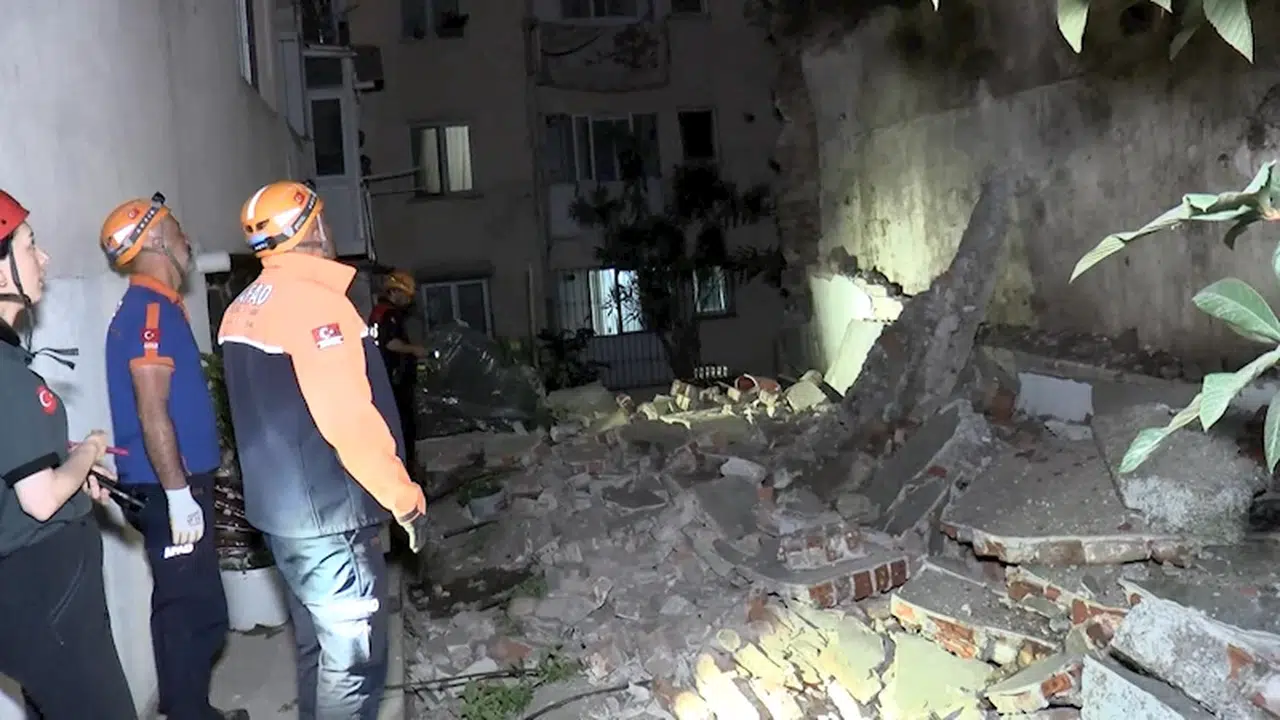 İstanbul- Fatih'te tarihi yapının bitişiğindeki istinat duvarı çöktü