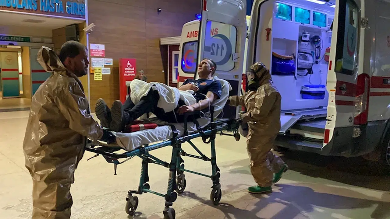 Bursa'da kimyasal madde deposunda yangın; 2’si itfaiyeci 5 kişi gazdan etkilendi (2)