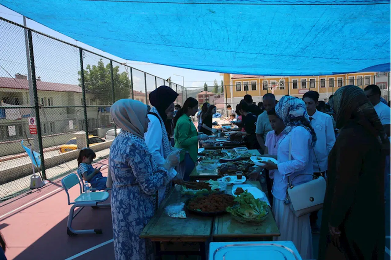 Tokat'ta ortaokul öğretmen ve öğrencileri Gazze yararına kermes düzenledi