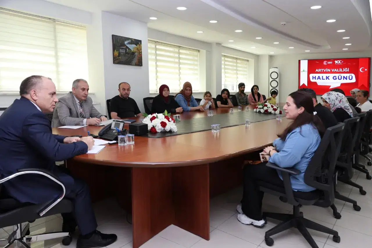 Artvin Valisi Ünsal, Halk Günü'nde Vatandaşlarla İstişarede Bulundu