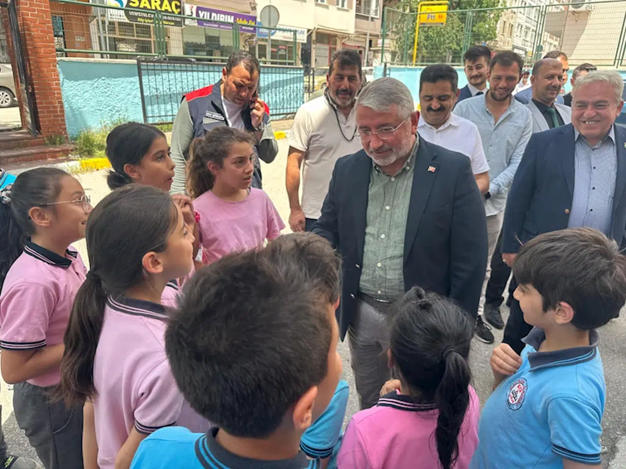 Şehitler adına öğrencilere eğitim seti hediye edildi