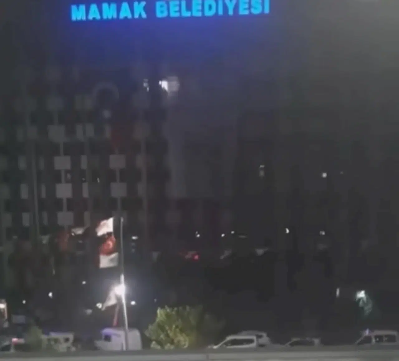 Güvenlik görevlisi ile tartışıp, belediye binasına ateş açtı