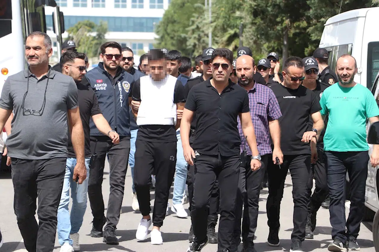 Hastane önünde mağaza sahibine silahlı saldırıda 7 şüpheli adliyede