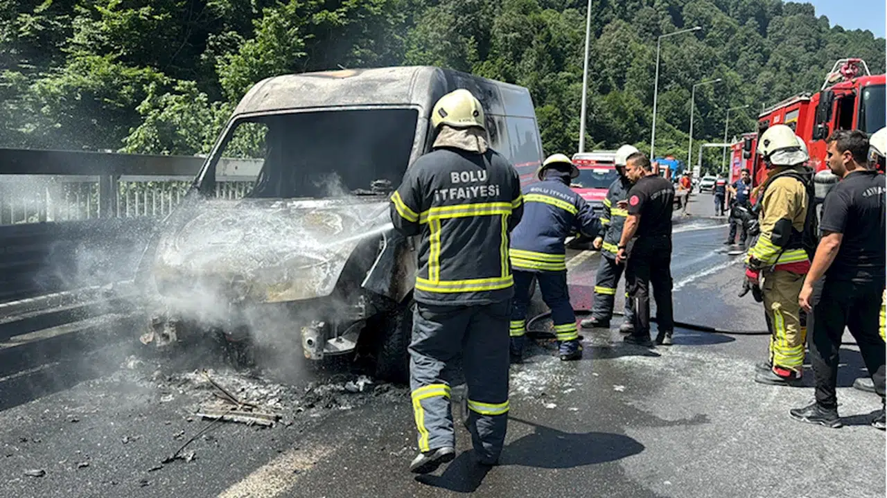 Bolu'da seyir halindeyken yangın çıkan panelvan kullanılamaz hale geldi