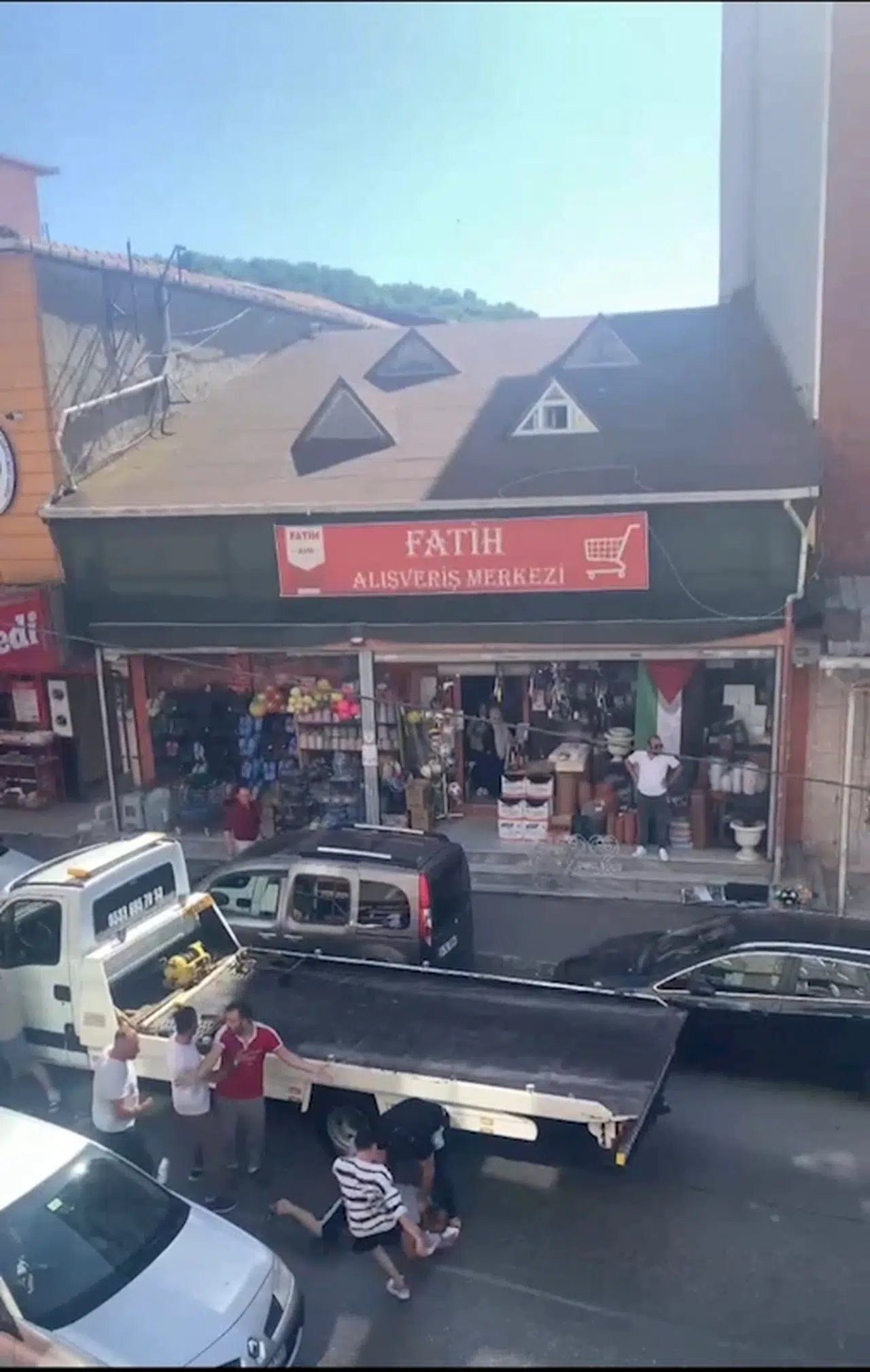 İstanbul- Beykoz'da trafik kavgası; yere yatırılan sürücü defalarca tekmelendi