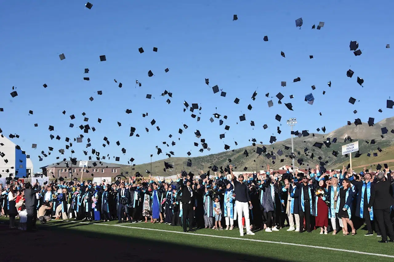 Bitlis'te 2 bin 390 üniversite öğrencisi ,mezuniyet sevinci yaşadı