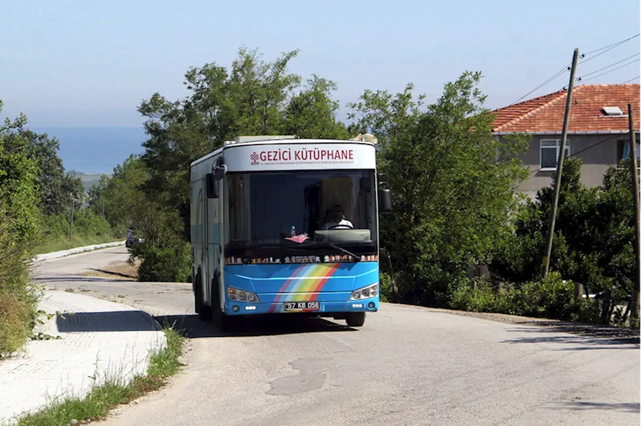 Sinop'ta 31 yıldır yollarda olan Gezici Kütüphane çocukları kitaplarla buluşturuyor
